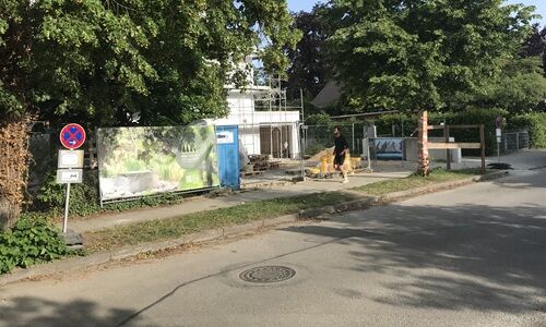 Halteverbotsschilder zur Baustellenbelieferung in München.